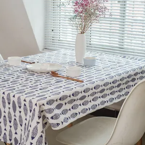 Détail de la nappe en lin avec motif de poisson bleu montrant la texture du tissu