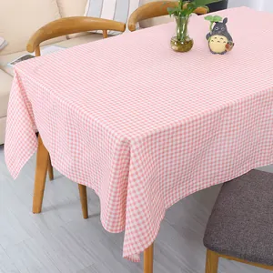 Moderne roze en wit geblokte linnen tafelkleed voor eettafels en gezellige cafés