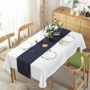 Marineblauwe tafelloper van katoen linnen op wit tafelkleed voor eetkamer decoratie thuis