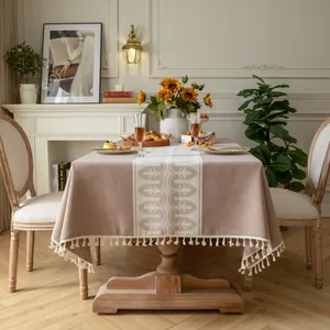 Rechthoekig jacquard tafelkleed in oudroze met witte kwastjes voor tafeldecoratie