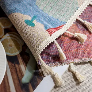 Macro detail van retro roos jacquard stof met elegante crème kwastjes en geweven textuur
