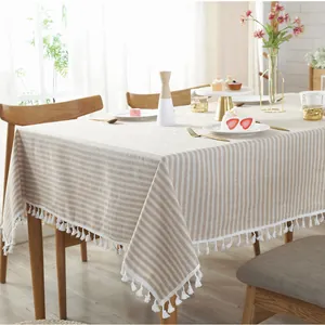 Detail van lichtbruin Japans gestreept linnen tafelkleed met witte franjes
