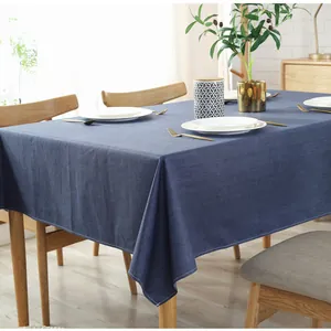 Dettaglio tovaglia in lino blu scuro impermeabile con bordi cuciti a vista