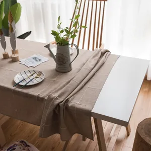 Moderne minimalistische Tischdecke aus braunem Baumwollleinen im gemütlichen Nordic-Stil
