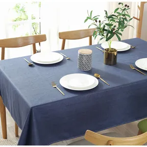Primo piano di tovaglia in lino blu scuro impermeabile con tessuto testurizzato in sala