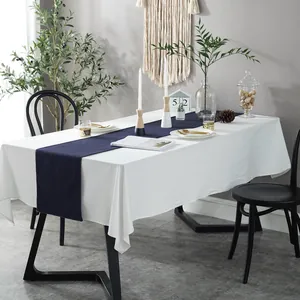 Minimalistisch wit katoenen tafelkleed met een donkerblauwe linnen tafelloper set