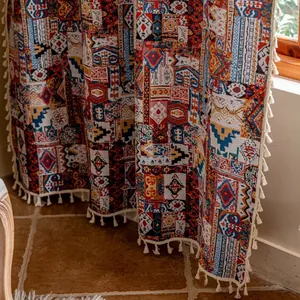 Detailopname van bohemien jacquard gordijnen met etnische patronen en witte kwastjes