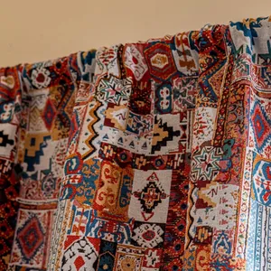 Gedetailleerd overzicht van bohemien jacquard tapijt met geometrische rozenpatronen en texturen