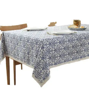 Nappe rectangulaire en lin aux motifs de volutes bleues et bordure en dentelle