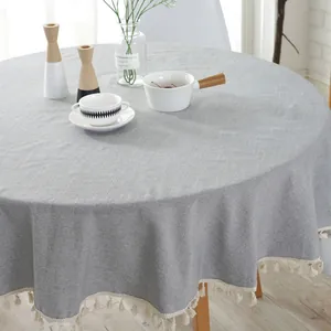 Detailaufnahme der grauen runden Tischdecke aus Leinen mit eleganten Quastenfransen