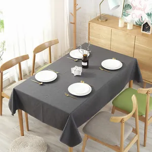 Tovaglia impermeabile grigio scuro in lino con trama naturale su tavolo in legno
