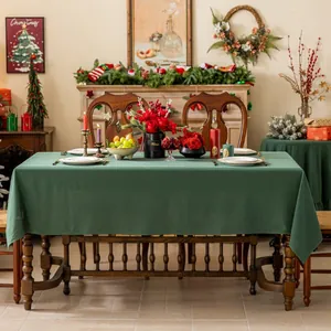 Detail der dunkelgrünen Tischdecke aus Baumwollleinen mit Textur in Weihnachtsdekor