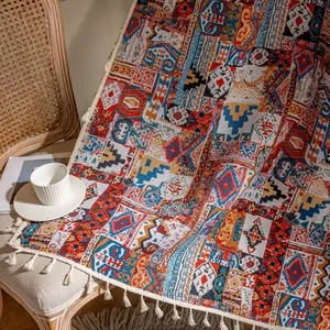 Bohemian verduisterend gordijn met kleurrijke patronen en decoratieve franjes