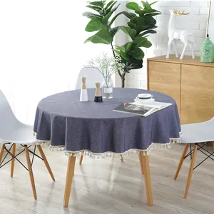 Nahaufnahme einer dunkelblauen Tischdecke in Leinenoptik mit eleganten Quasten am Rand