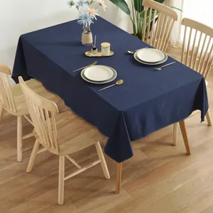 Detail van het donkerblauwe katoen linnen rechthoekige tafelkleed met fijne stiksels