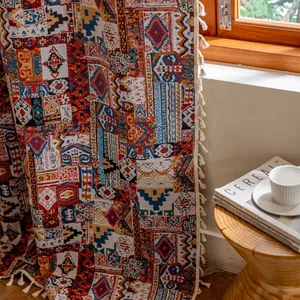 Detail van boho jacquard stof met geometrische patronen en handgemaakte kwastjes