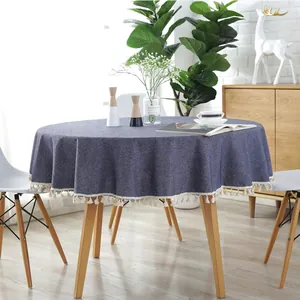 Nahaufnahme der dunkelblauen Leinentextur Rundtischdecke mit eleganten weißen Quasten