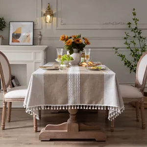 Tovaglia rettangolare in lino con patchwork grigio, strisce di pizzo e nappe bianche