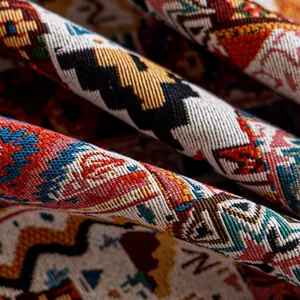 Macro detail van Boheemse geweven jacquard stof met kleurrijke etnische patronen