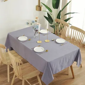 Detail van lavendel katoenen tafelkleed met natuurlijke textuur op houten tafel