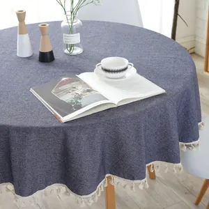 Nahaufnahme der blauen runden Tischdecke mit weißen Fransen und Leinen-Struktur