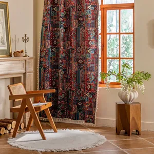 Detail van rood Boheems jacquard gordijn met geometrische patronen en witte kwastjes