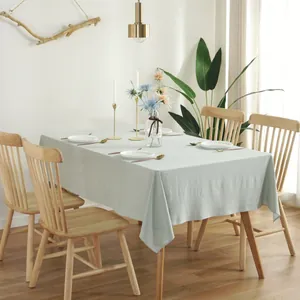 Detailopname van mintgroen katoenen linnen tafelkleed met natuurlijke textuur en plooi