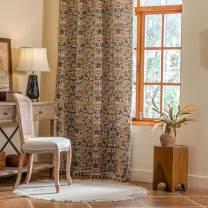 Detailopname van vintage jacquard gordijn met bloemenpatroon en elegante kwastjes