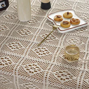 Tovaglia beige all'uncinetto fatta a mano con motivo floreale geometrico in stile rustico