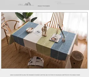 Dettaglio della tovaglia in ciniglia nordica con patchwork blu e verde e nappe