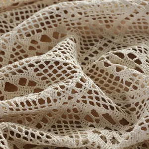 Tovaglia fatta a mano all'uncinetto con motivi geometrici traforati in beige crema