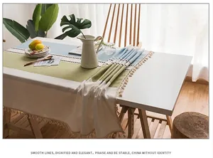 Dettaglio tovaglia bohémien in cotone e lino con bordi a nappe e design patchwork