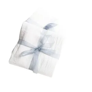 Minimalistische witte geplooide katoenen achtergronddoek met blauw organza lint