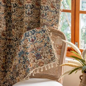 Detail van vintage jacquard gordijnstof met franje kwastjes op een houten stoel