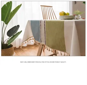 Dettaglio tovaglia nordica in cotone lino con strisce blu e nappe fatte a mano