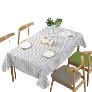 Modern zwart-wit geruit linnen tafelkleed op een houten tafel in een eetkameromgeving