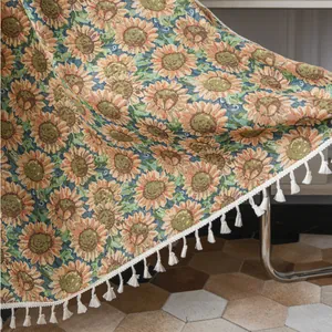 Detail van vintage jacquard gordijnstof met zonnebloempatroon en witte franjes