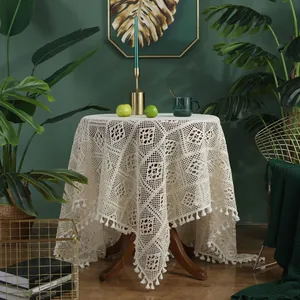 Handgemaakt gehaakt tafelkleed met holle bloemenpatronen en decoratieve kwastjes