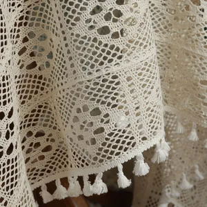 Runner da tavola beige all'uncinetto con traforo geometrico e nappe decorative
