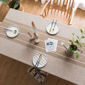 Tovaglia rettangolare in cotone lino con strisce grigie, nappe e pizzo decorativo