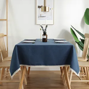 Detail van het donkerblauwe waterdichte linnen tafelkleed met witte kanten rand