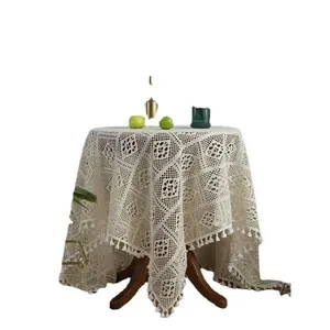 Tovaglia fatta a mano all'uncinetto con motivi geometrici boho e decorazione a frange