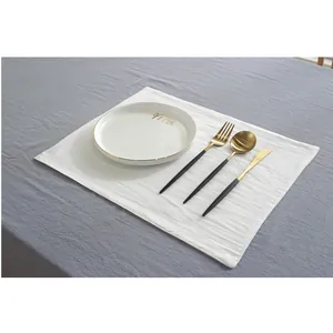 Set de table rectangulaire en coton et lin blanc avec texture minimaliste et élégante