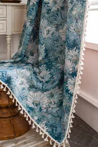 Macro-opname van zonnebloem-jacquardstof met elegante witte franjes aan de randen