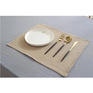 Set de table en lin japonais avec assiette en céramique et couverts noir et or
