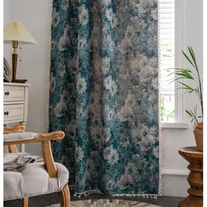 Blauwe jacquard gordijnen met madeliefjespatroon en crème kwastjes in de slaapkamer