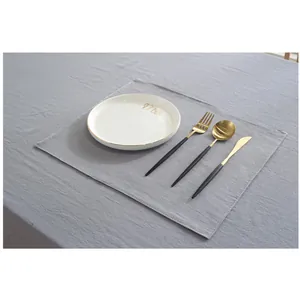 Détail d'un set de table en coton gris montrant les coutures fines et la texture du tissu