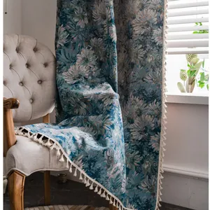 Jacquard gordijn met blauwe bloemenpatronen en witte kwastjes in een gezellige huiselijke sfeer