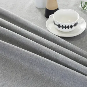 Détail de la nappe nordique en lin gris montrant la texture épaisse et les franges