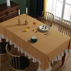 Detailopname van het mosterdgele vintage tafelkleed met ruches en getextureerde katoenstof